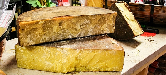Bagoss di Bagolino, il formaggio con lo zafferano che vien dai monti