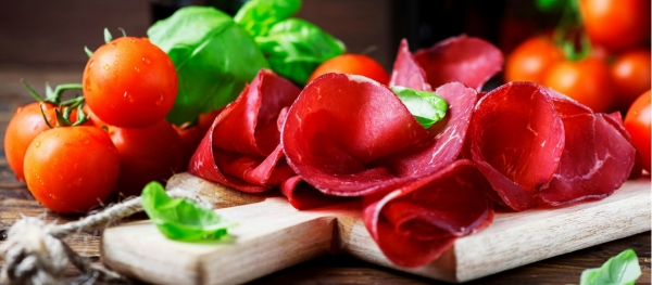 Bresaola della Valtellina e non solo: il salume magro che piace